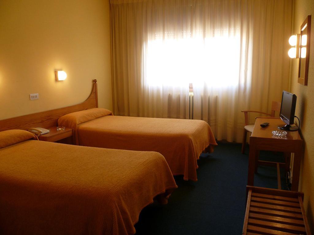 Hotel Pradas Jaca Exterior photo