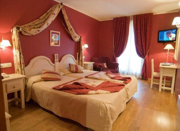 Hotel Pradas Jaca Exterior photo